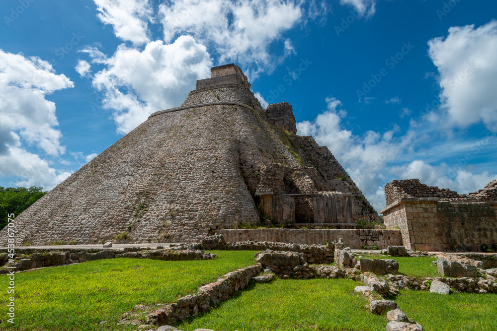 Pirámide del Adivino, Zona arqueológica de Uxmal, Yucatán, México. Pirámide del Adivino, Zona arqueológica de Uxmal, Yucatán, México.