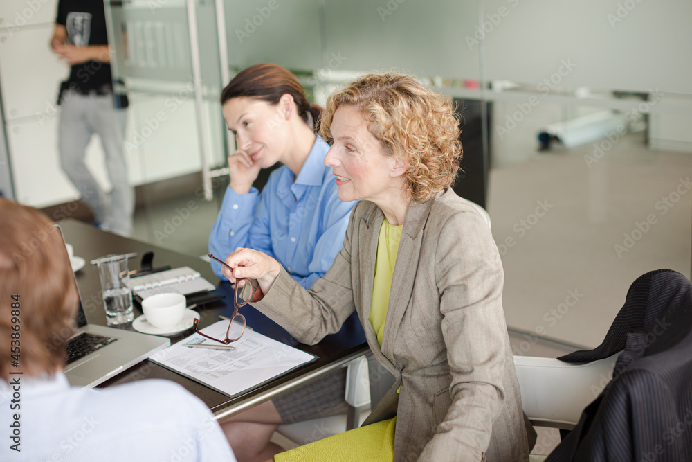 Obraz premium Business people talking in meeting