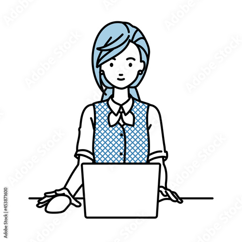 デスクで座ってPCを使っている事務員制服の女性