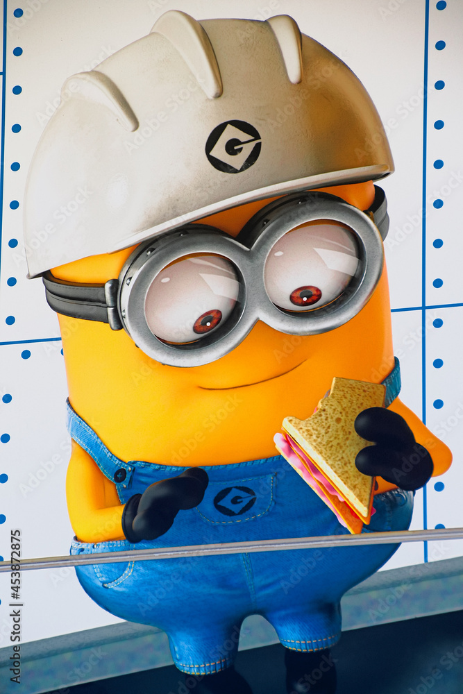 Foto Stock OSAKA, JAPAN - Nov 13, 2019 : Close up of HAPPY MINION statue in  Universal Studios Japan. Minions are famous character from Despicable Me  animation., occhiali minions - chiropractorbakersfield.com