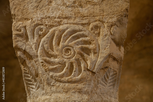 Chapiteau sculpté d'un cercle dans l'abbatiale médiévale de Cruas en Ardèche