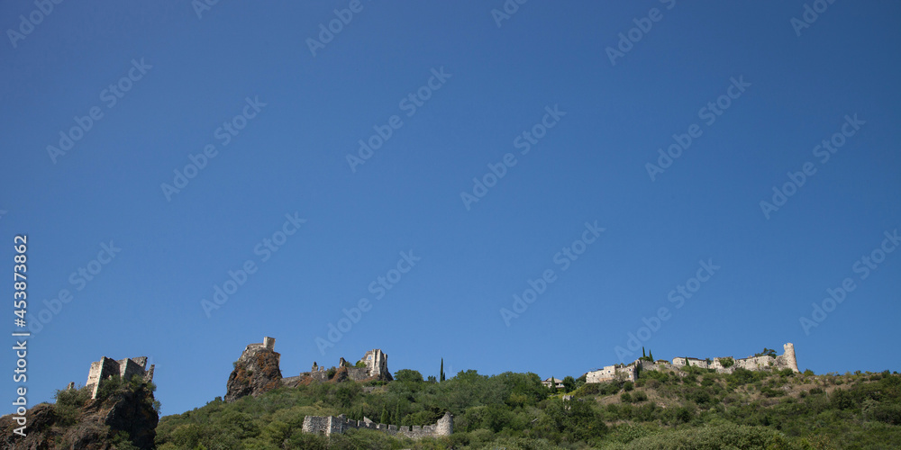 Ruines du vieux château et du village médiéval de Rochemaure en Ardèche