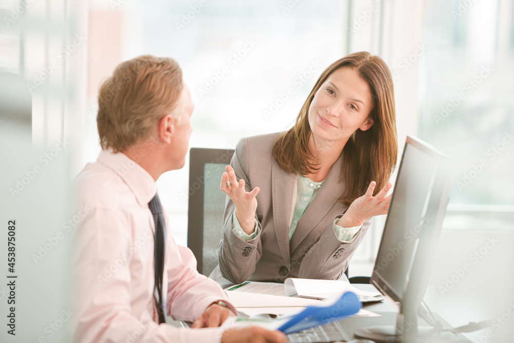 Obraz premium Business people talking in office