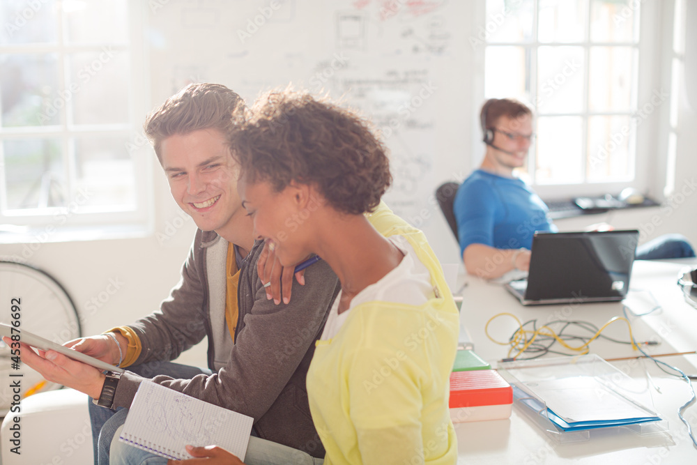 Obraz premium Business people using digital tablet in office