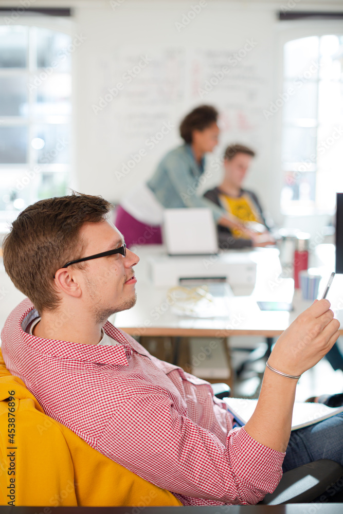 Obraz premium Businessman thinking in office