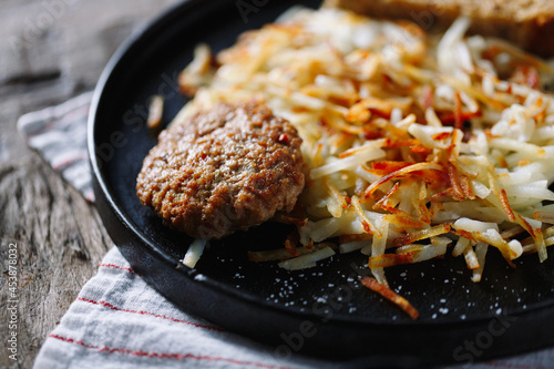 Obraz na płótnie Breakfast sausage and hashbrowns