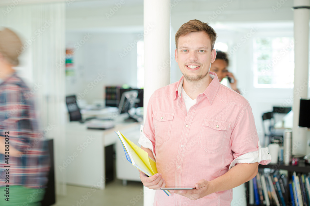 Obraz premium Businessman carrying folders in office