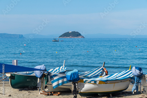 Fotografie The small beach of Laigueglia with small fishing boats and an island in the back