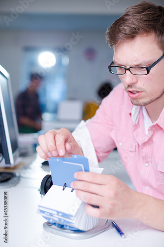 Cuadro en lienzo Businessman looking up address in office