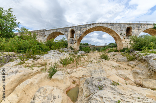 Foto The Julien bridge, Roman bridge over the Calavon river