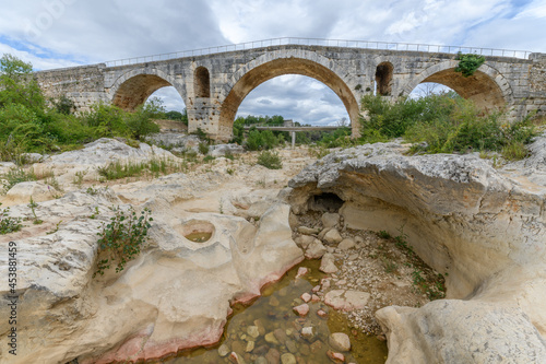 Tableau sur toile The Julien bridge, Roman bridge over the Calavon river