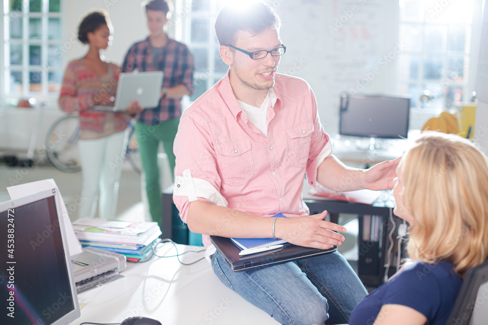 Obraz premium Business people talking at desk