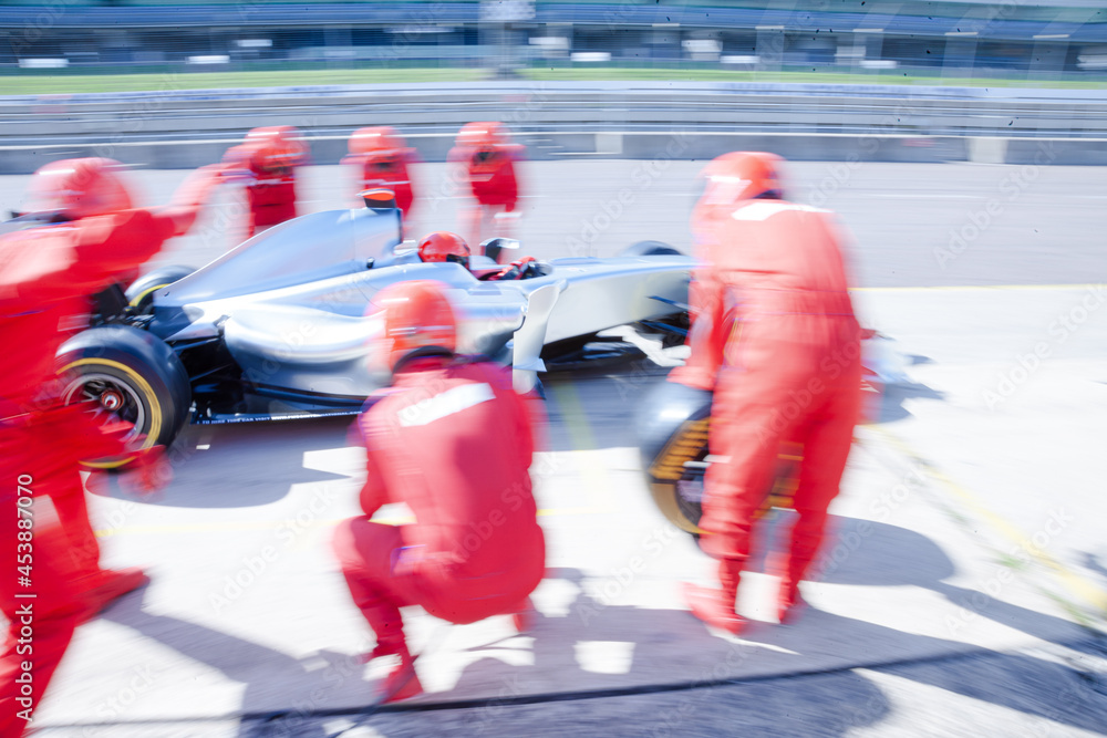 Obraz premium Racing team working at pit stop