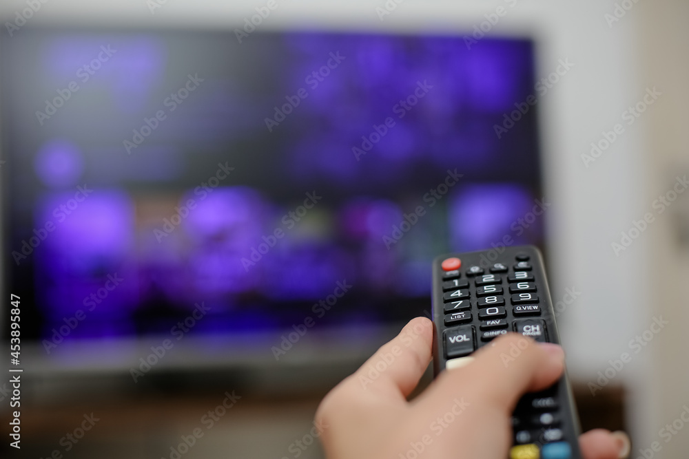 controle de tv acionando para ligar e assistir series e filmes.
controle de tv acionando para ligar e assistir series e filmes.