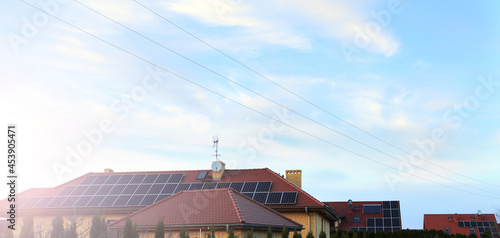 Panele fotowoltaiczne, panele słoneczne na dachach domków jednorodzinnych, fotowoltanika.