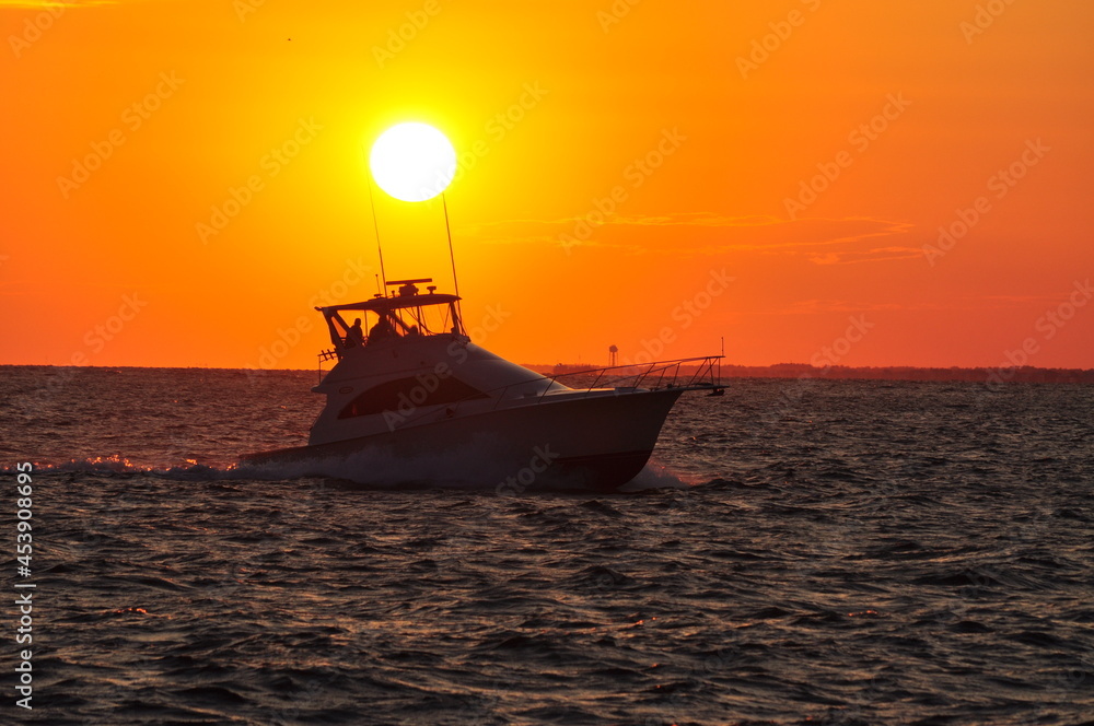 Obraz premium boat at sunset