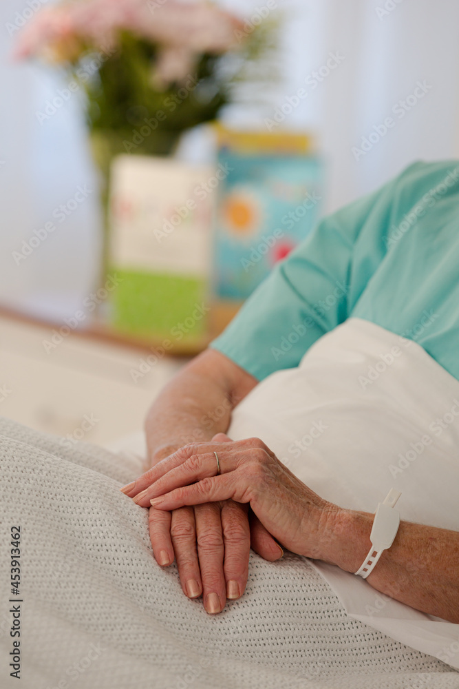 Obraz premium Businessman and doctor talking in meeting