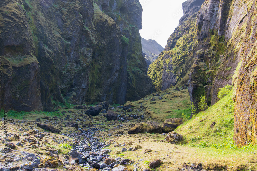 Fototapeta premium Wanderung durch die Schlucht Stakkholtsgjá in der Thorsmörk im Süden von Island