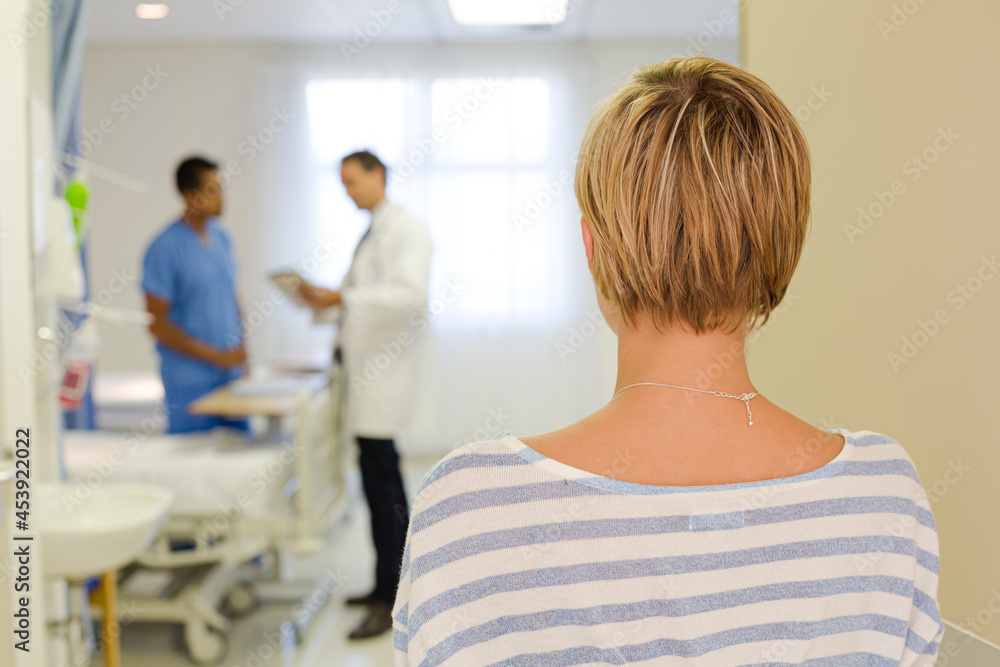 Obraz premium Patient leaving hospital room