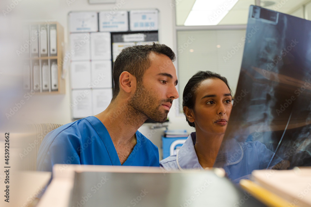 Fototapeta premium Surgeons examining x-rays in hospital