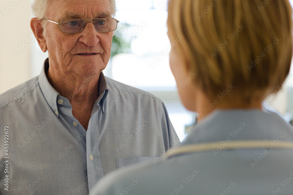 Obraz premium Nurse talking with older patient in hospital