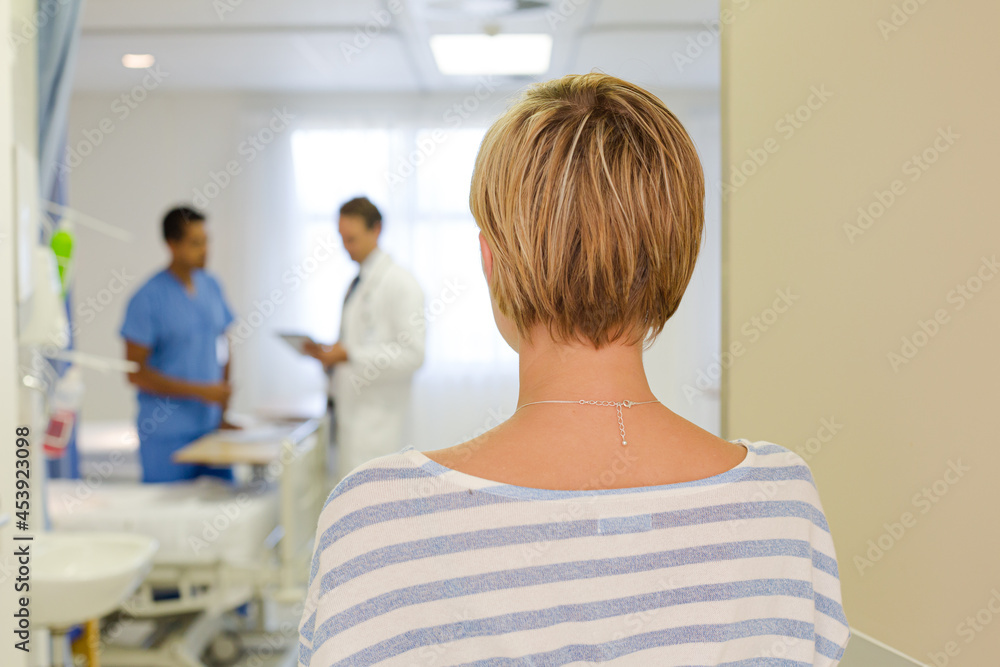 Obraz premium Patient leaving hospital room