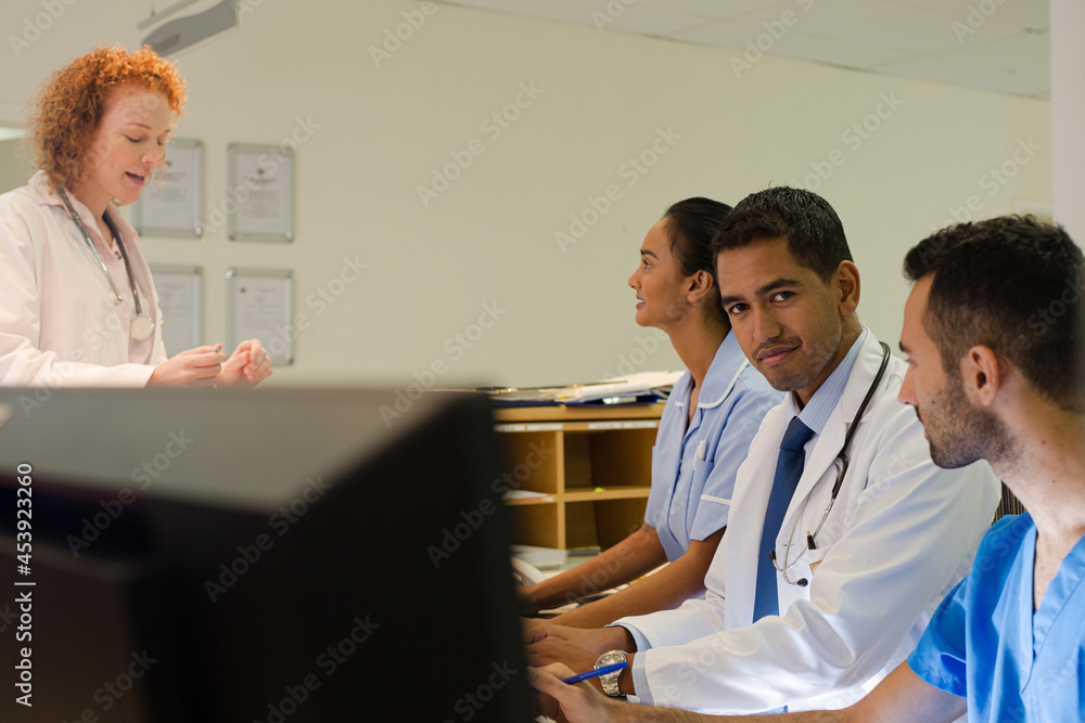 Obraz premium Hospital staff talking at front desk