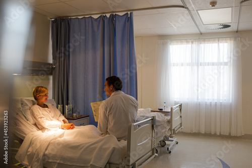 Slika na platnu Doctor talking with patient in hospital room