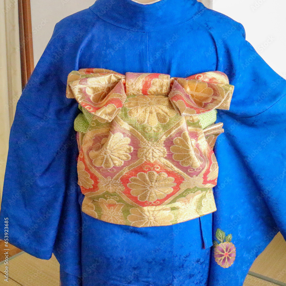 Naklejka premium 着物の帯 お太鼓にリボンが乗った変わり結び 後ろ姿