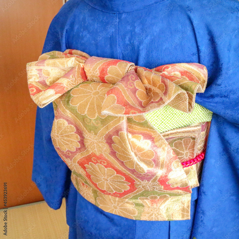 Naklejka premium 着物の帯 お太鼓にリボンが乗った変わり結び 後ろ姿