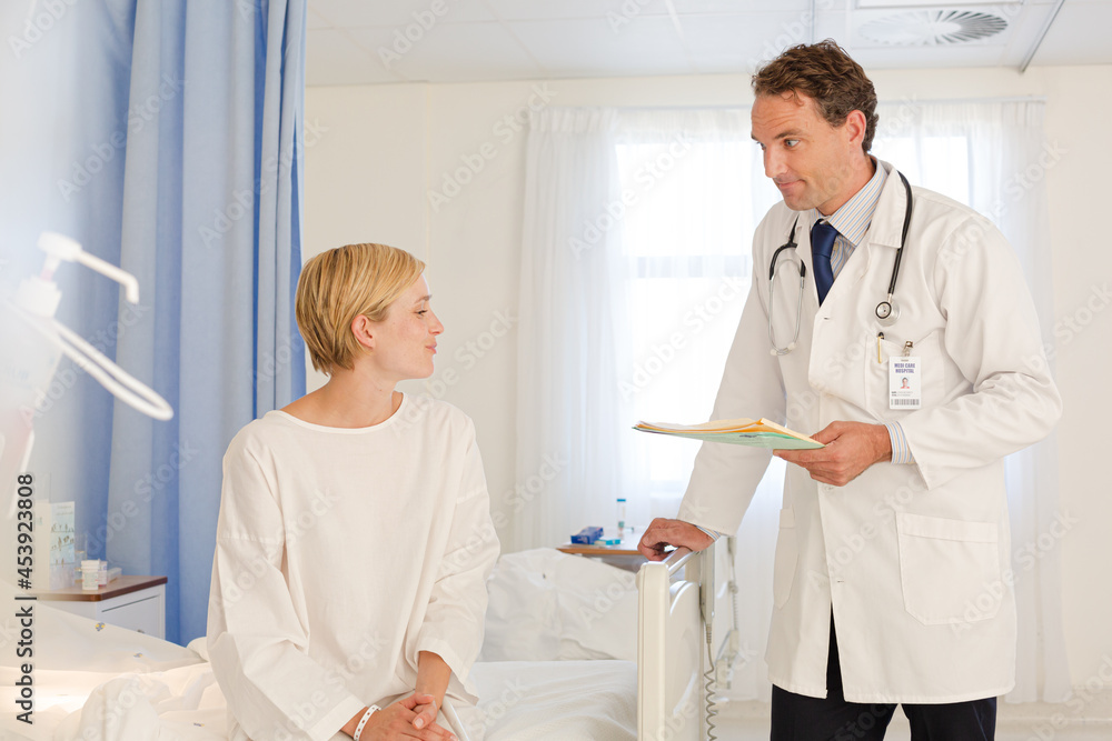 Obraz premium Doctor talking with patient in hospital room