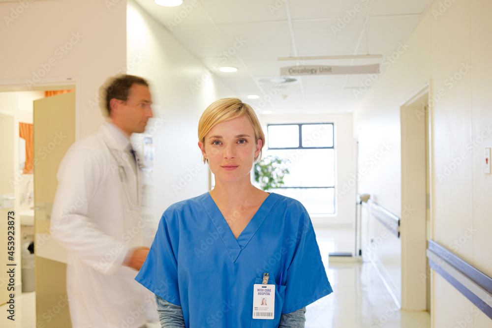 Obraz premium Doctor and nurse standing in hallway