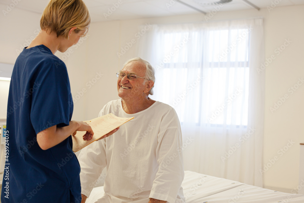 Obraz premium Nurse talking with older patient in hospital