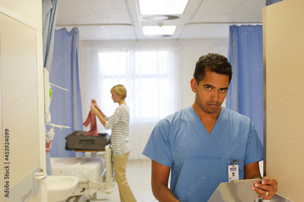 Obraz premium Doctor standing in hospital room