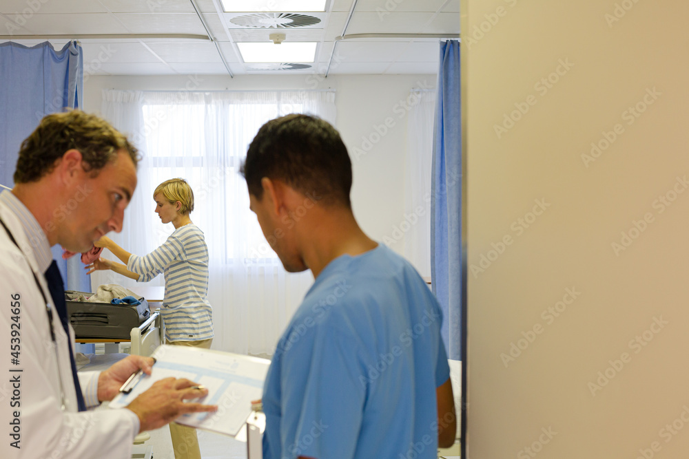 Obraz premium Doctors standing in hospital room