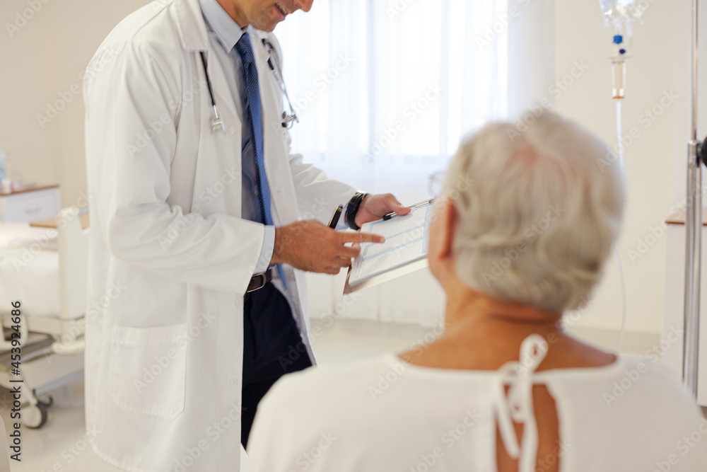 Obraz premium Doctor talking to older patient in hospital