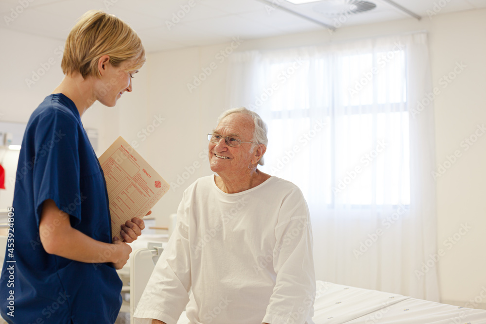 Obraz premium Nurse talking with older patient in hospital