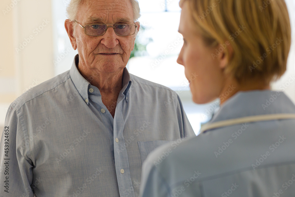 Obraz premium Nurse talking with older patient in hospital