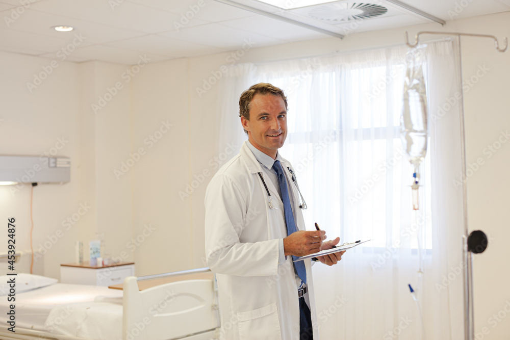 Obraz premium Doctor writing on clipboard in hospital