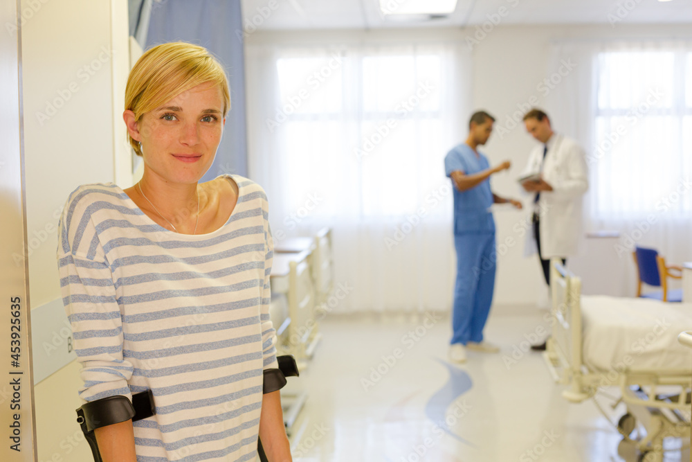 Obraz premium Patient using crutches in hospital room