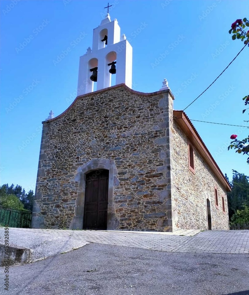 Iglesia parroquial de un pueblo de Galicia