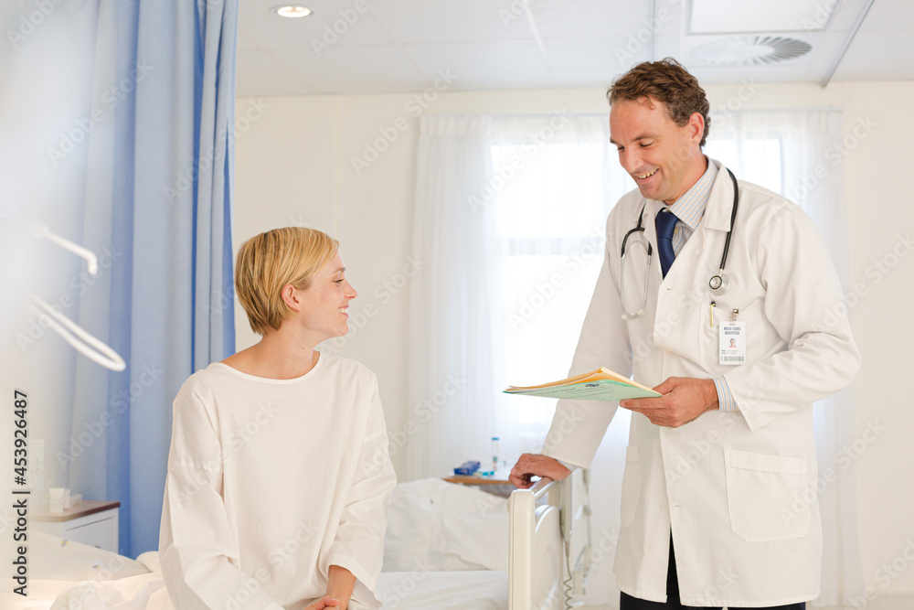 Obraz premium Doctor talking with patient in hospital room