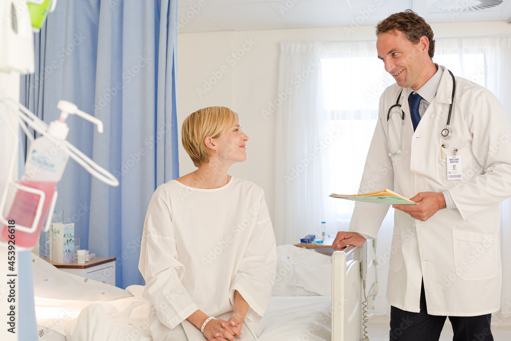 Obraz premium Doctor talking with patient in hospital room