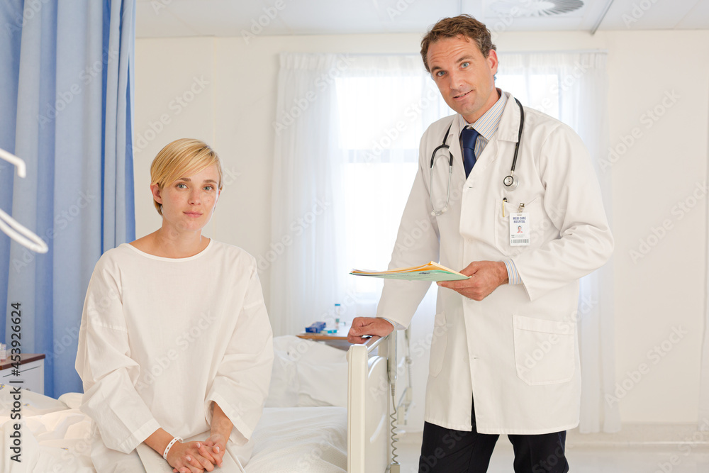 Obraz premium Doctor talking with patient in hospital room