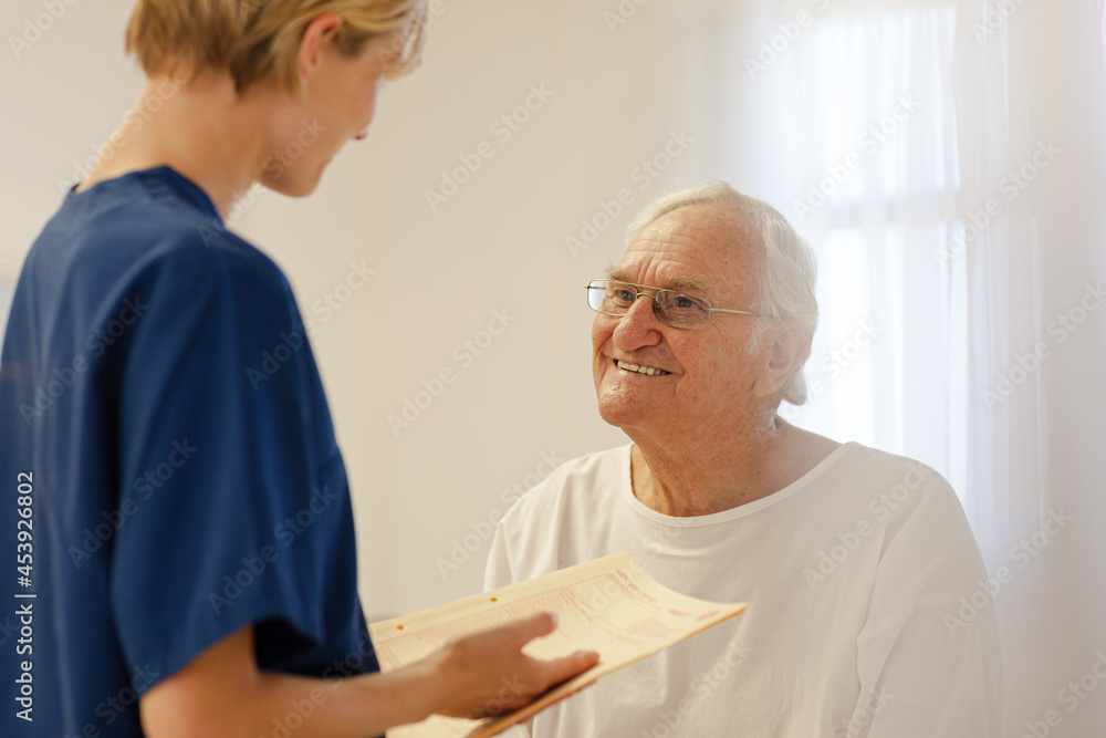Obraz premium Nurse talking with older patient in hospital