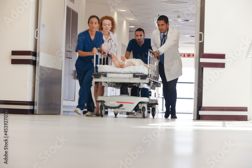 Hospital staff rushing patient to hospital room © KOTO