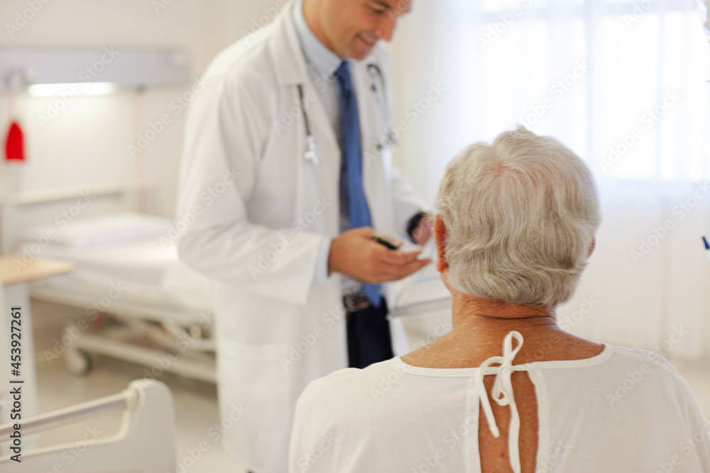 Obraz premium Doctor talking with patient in hospital room