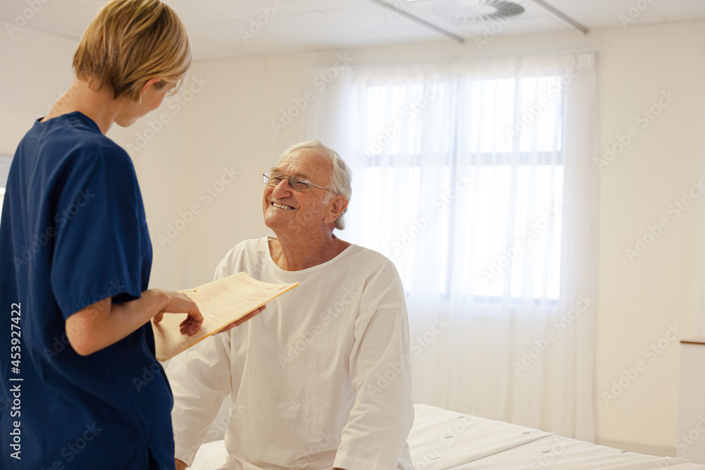 Obraz premium Nurse talking with older patient in hospital