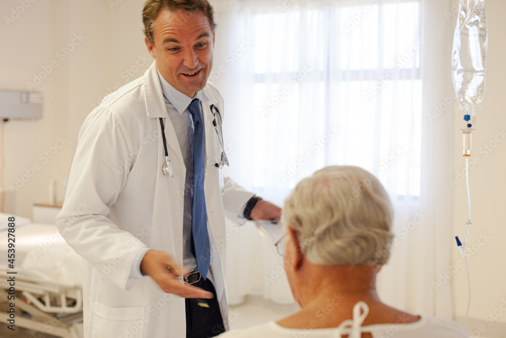 Obraz premium Doctor talking with patient in hospital room