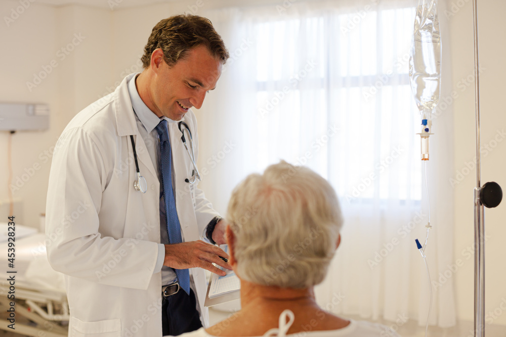 Obraz premium Doctor talking with patient in hospital room